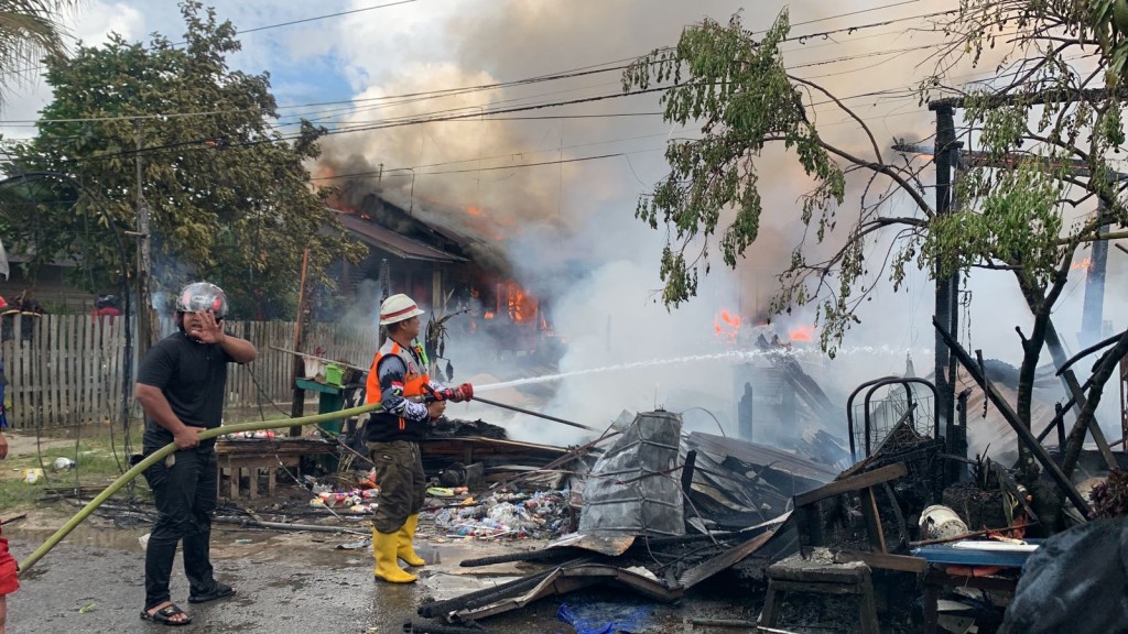 Membantu Pemadaman Kebakaran Rumah warga di jl. Gelatik 1 Blok. C Rt.13