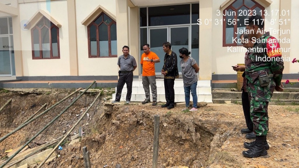 Pengecekan Kejadian Tanah Longsor di Gereja Gereja Jamaat Samarinda Baru, jl. Dwikora, RT.18 Kelurahan Mangkupalas, Kec. Samarinda seberang