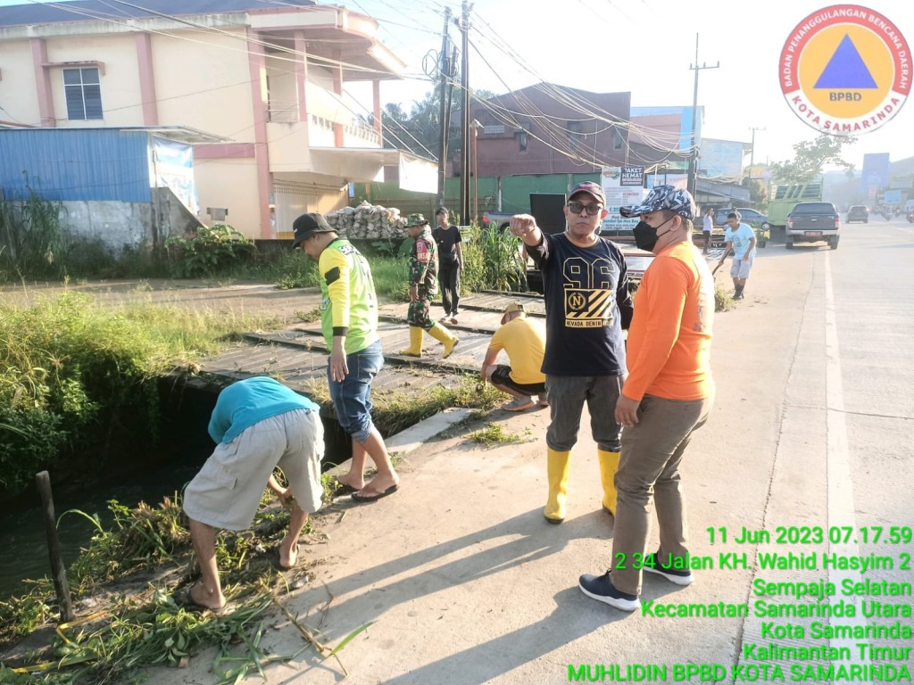 Gotong Royong Massal di jalan Wahid Hasyim II, Gg Rimb, Gg. Ahim dan simpang 4 sempaja